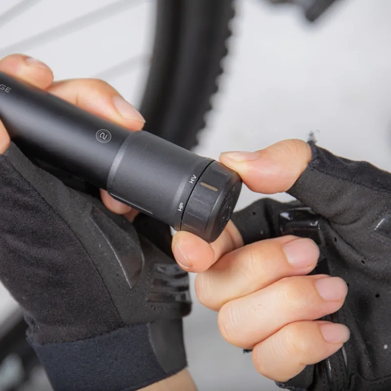 Topeak Mountain Digital 2stage MTB Shock/Tyre Pump - Black 2 Topeak Mountain Digital 2stage MTB Shock/Tyre Pump - Black - Image 2